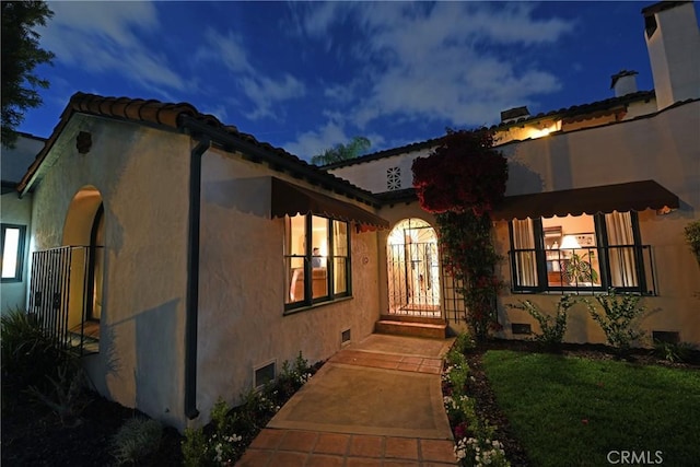 view of front facade featuring a yard