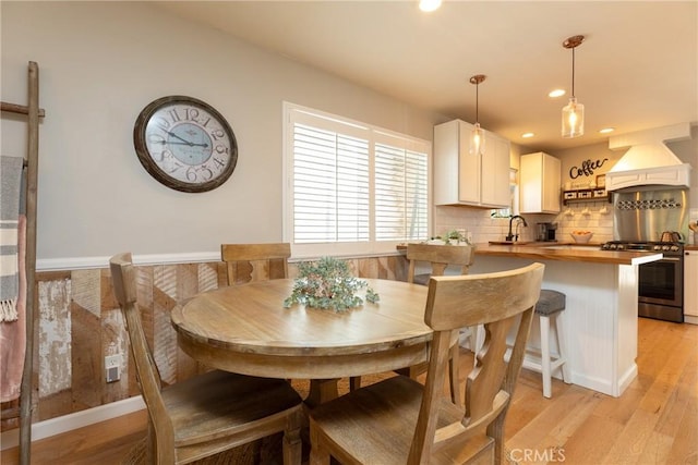 dining space featuring sink and light hardwood / wood-style flooring