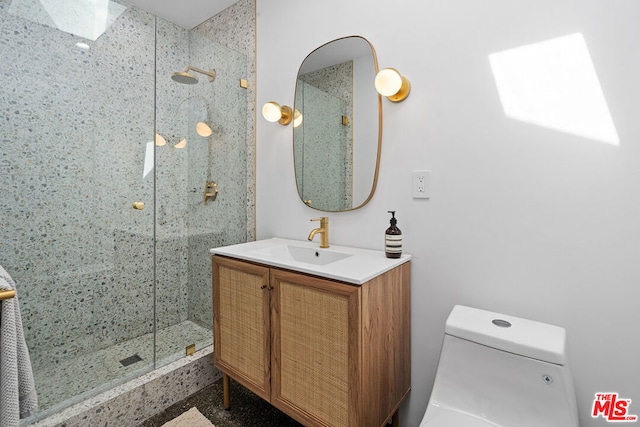 bathroom featuring tiled shower, vanity, and toilet