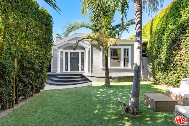 view of front of house featuring a front lawn