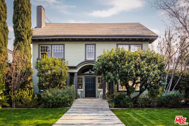 view of front of property with a front lawn