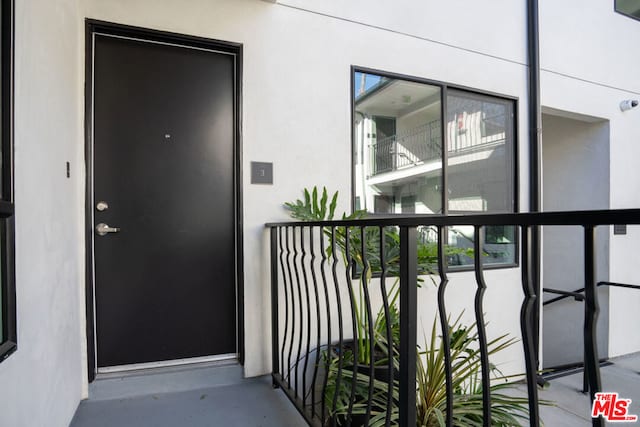 property entrance featuring a balcony