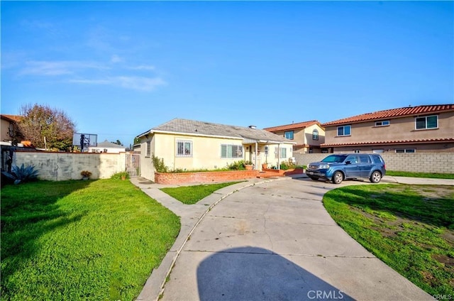 view of front facade with a front yard