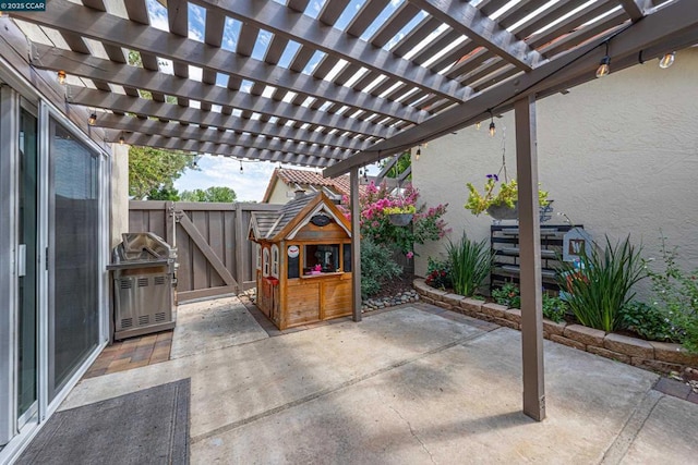 view of patio featuring a pergola