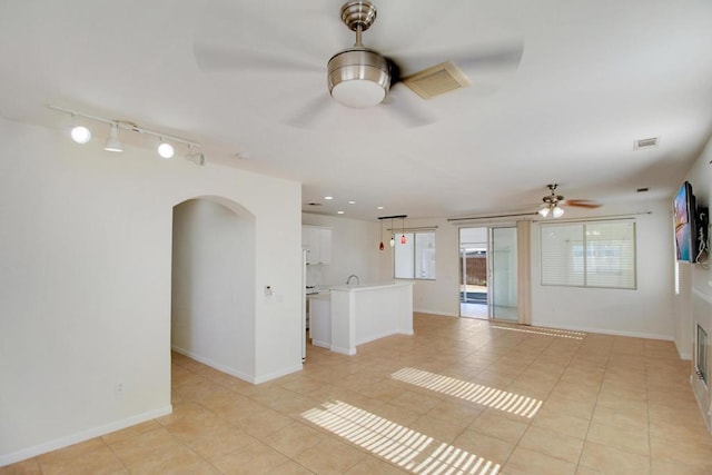 empty room featuring light tile patterned flooring and ceiling fan