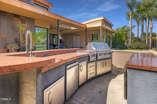 view of patio featuring an outdoor kitchen and grilling area