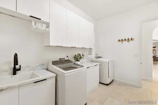 laundry room with sink, cabinets, and washing machine and dryer