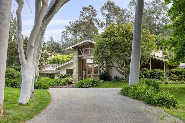 view of front of house featuring a front lawn