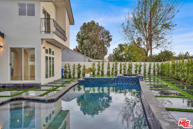 view of pool featuring an in ground hot tub