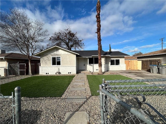 single story home featuring a front lawn