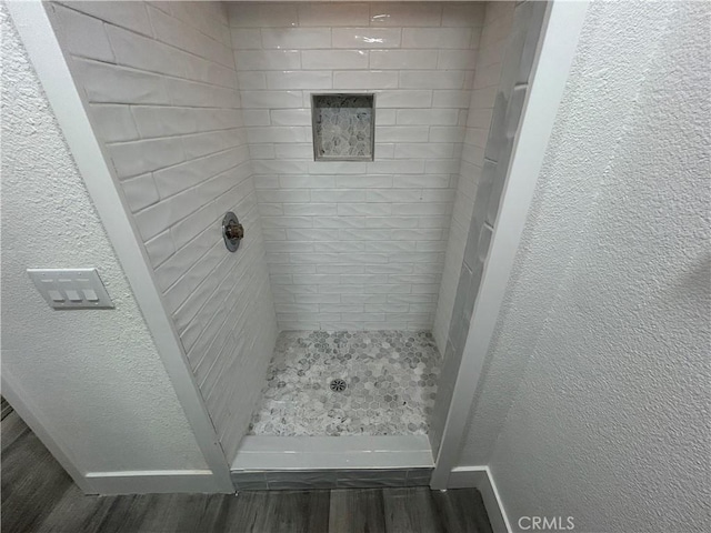 bathroom featuring a tile shower