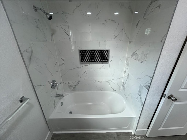 bathroom with tiled shower / bath