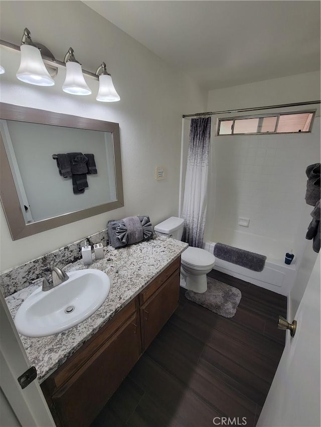 45412 N Oakview Dr, Oakhurst, CA 93644 - bathroom featuring vanity, shower / tub combo, and wood finished floors