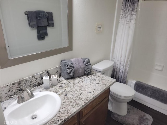 45412 N Oakview Dr, Oakhurst, CA 93644 - bathroom featuring shower / tub combo with curtain and vanity