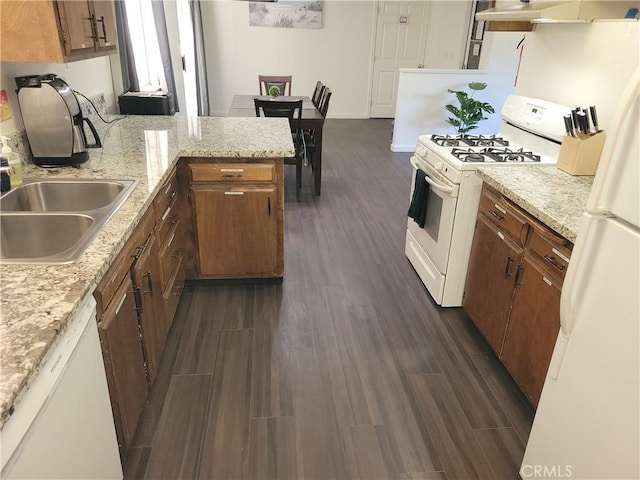 45412 N Oakview Dr, Oakhurst, CA 93644 - kitchen featuring white appliances, dark wood-style flooring, range hood, brown cabinetry, and a peninsula