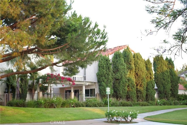 view of property's community featuring a lawn