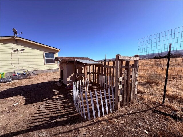 view of yard featuring an outdoor structure