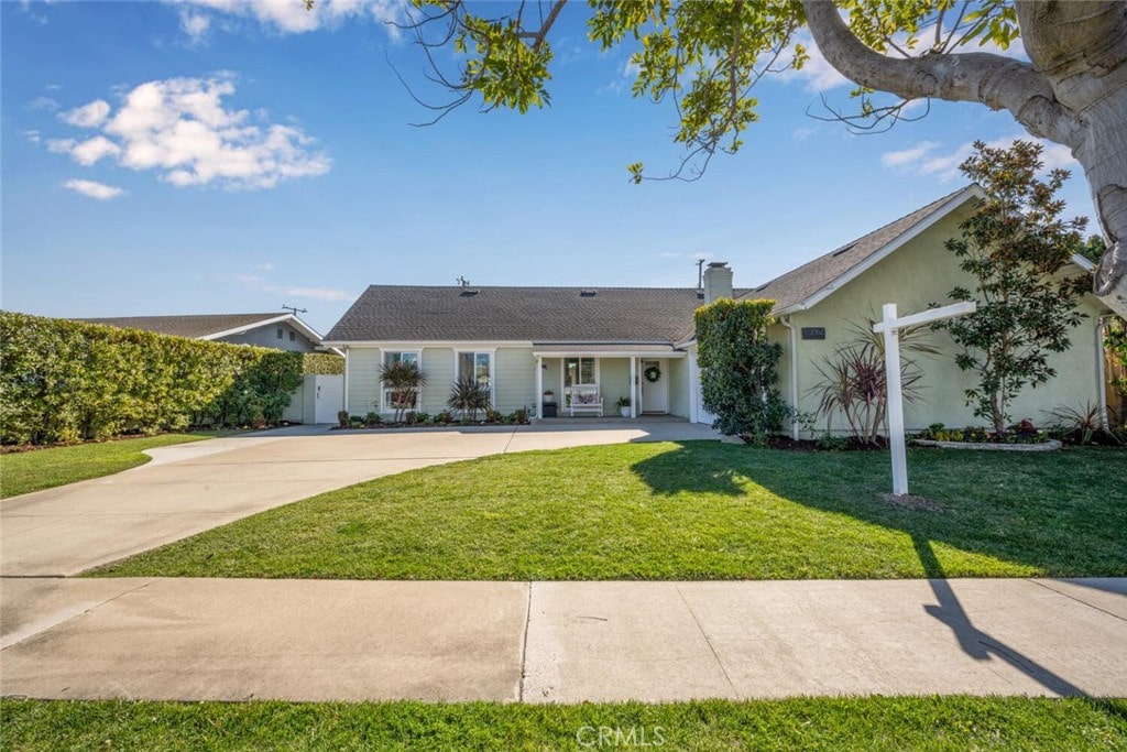 ranch-style home with a front yard