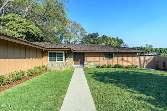 view of front of property featuring a front lawn