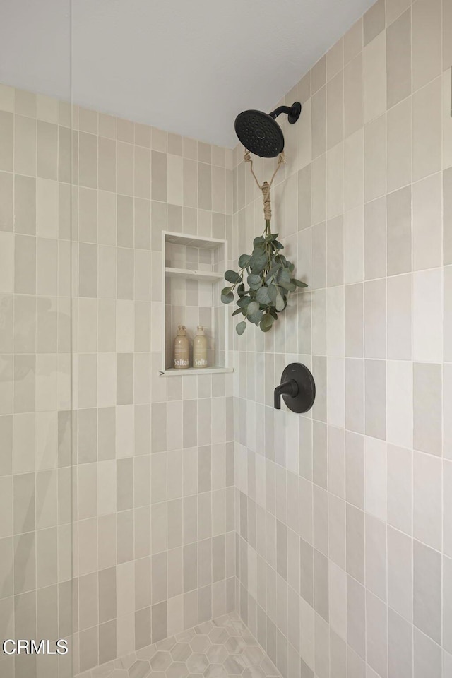 bathroom featuring a tile shower