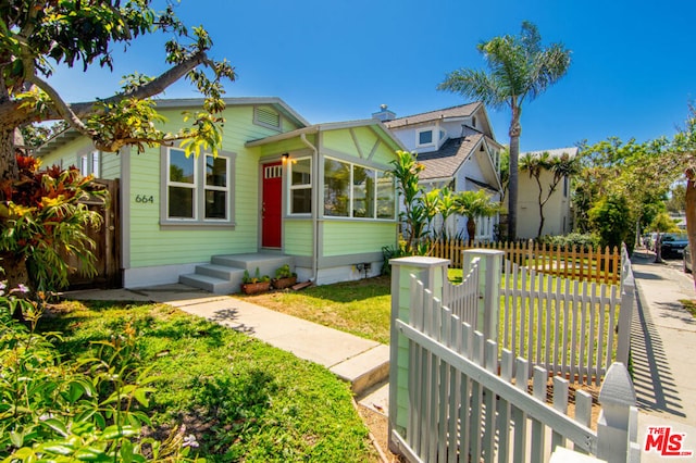 view of front of house featuring a front yard