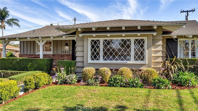 view of front facade with a front yard