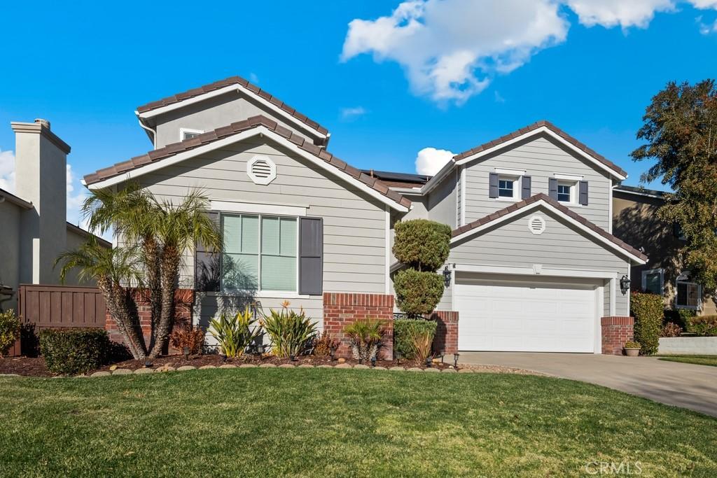 front of property featuring a front yard and a garage