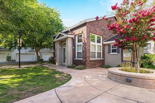 view of front of house featuring a front yard