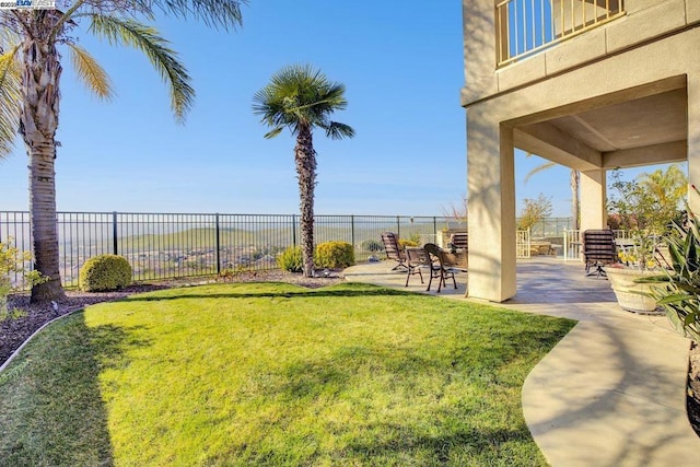 view of yard featuring a patio