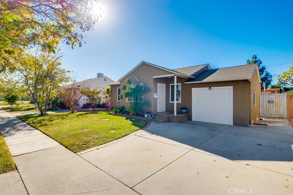 ranch-style house featuring a front yard and a garage