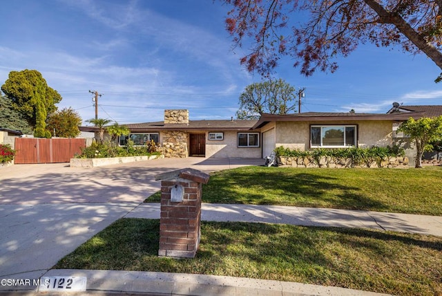 ranch-style home featuring a front lawn