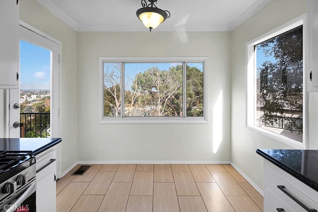 unfurnished dining area with ornamental molding