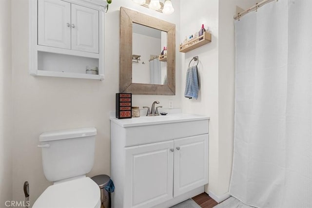 bathroom with a shower with curtain, vanity, and toilet