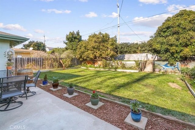 view of yard featuring a patio area