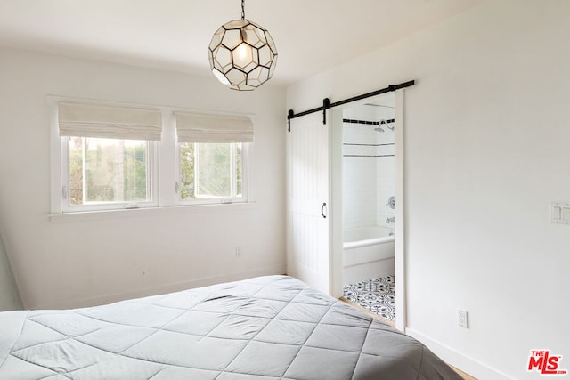 bedroom featuring a barn door