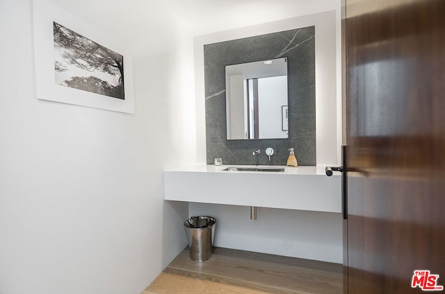 bathroom with sink and backsplash