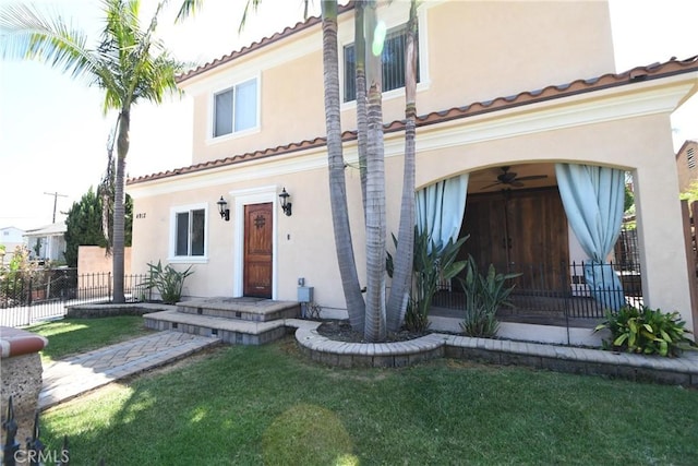 view of front of property featuring a front yard and ceiling fan