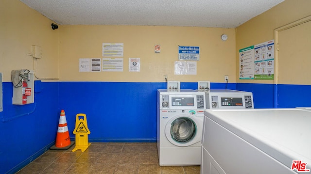 clothes washing area featuring a textured ceiling and washing machine and dryer