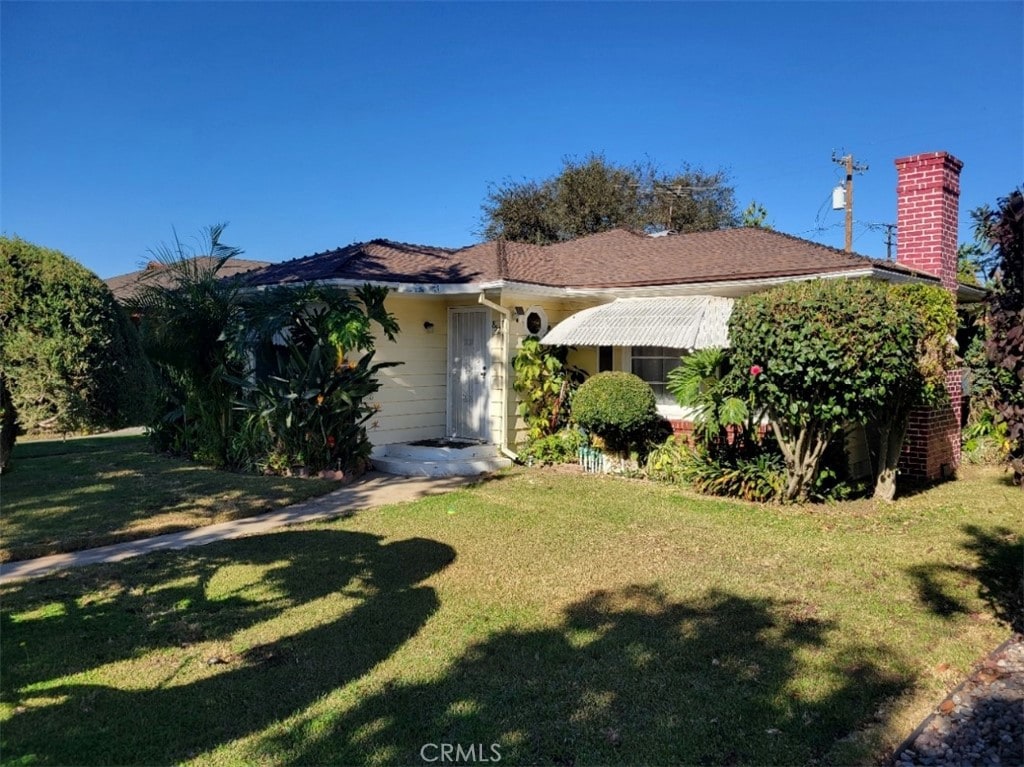 view of front of home with a front lawn