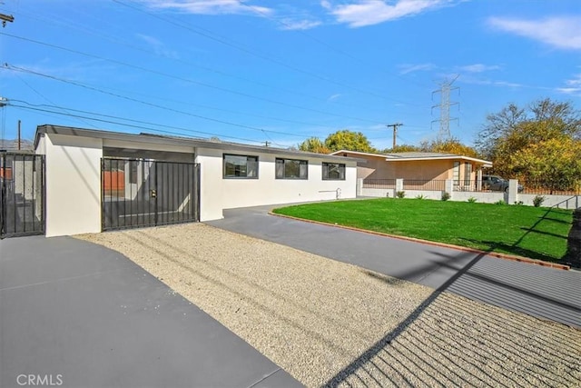 single story home featuring a front yard