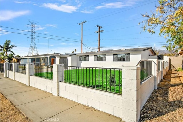 view of front of property featuring a front yard