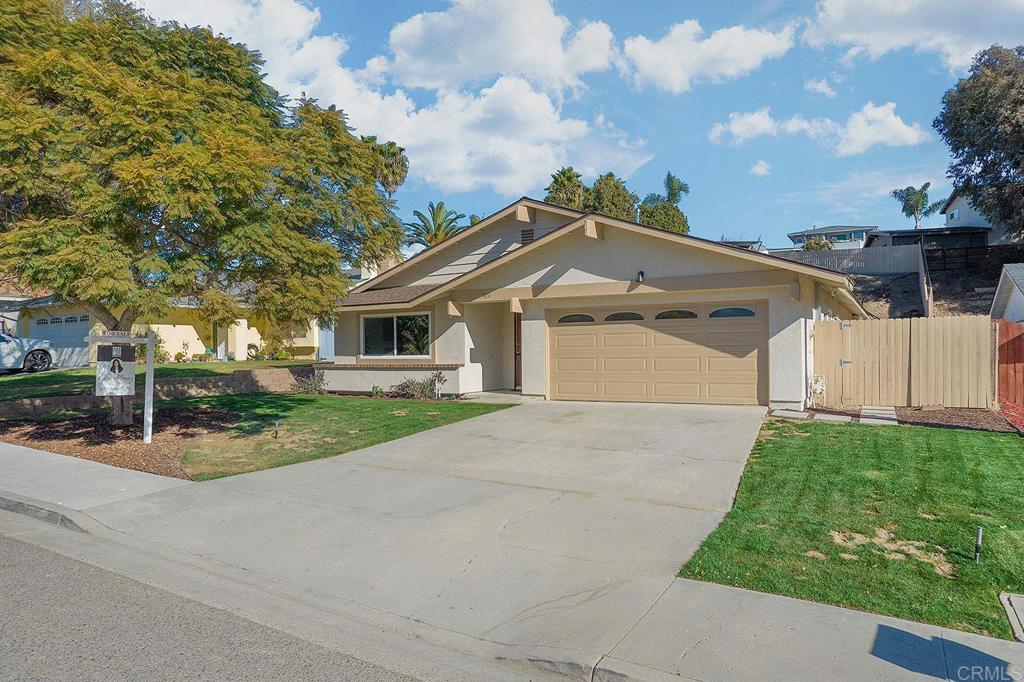 view of front of home featuring a front yard and a garage