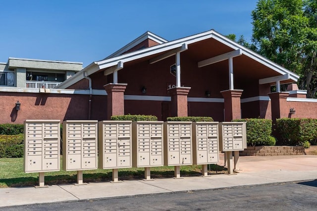 view of property's community featuring mail boxes