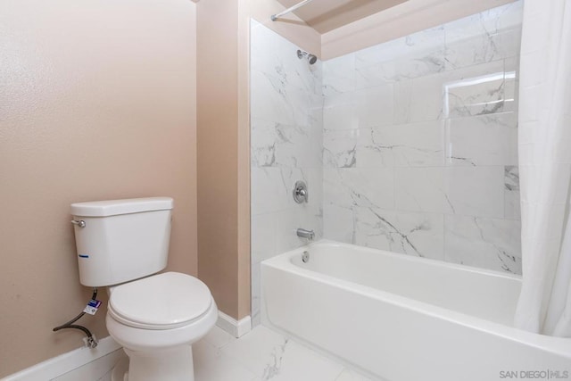 bathroom featuring toilet and shower / tub combo