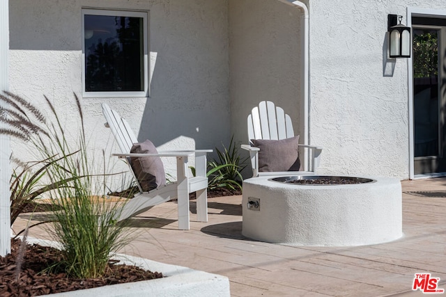 view of patio featuring a fire pit