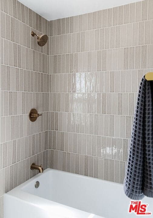 bathroom with tiled shower / bath combo