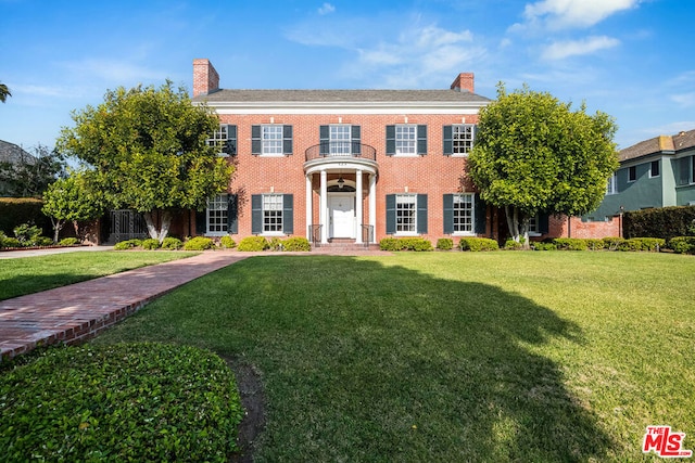 colonial house featuring a front yard