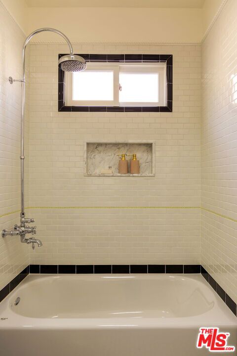 bathroom with tiled shower / bath