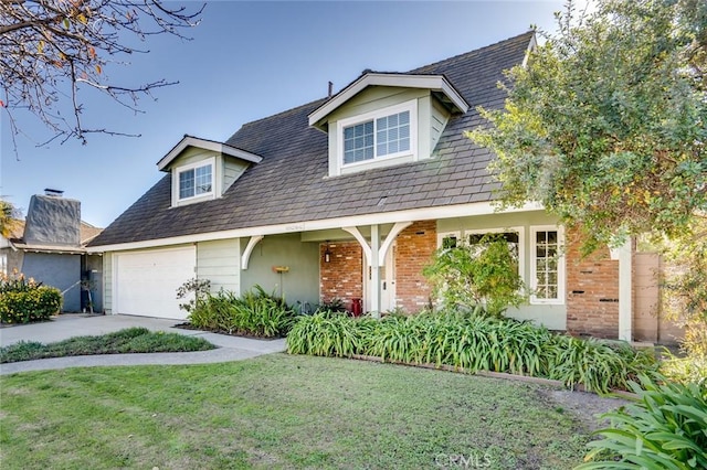 view of front of home featuring a front lawn