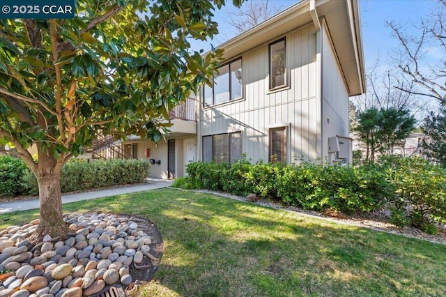 view of front of home featuring a front yard